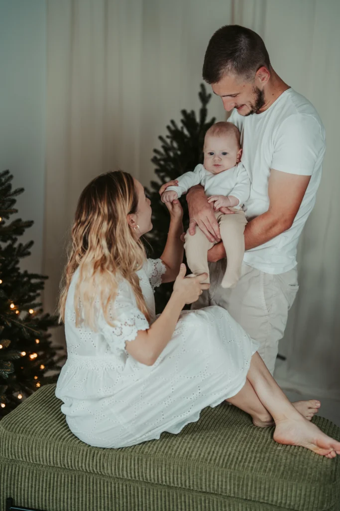 Vánoční fotka rodiče s dítětem na pohovce Zlín