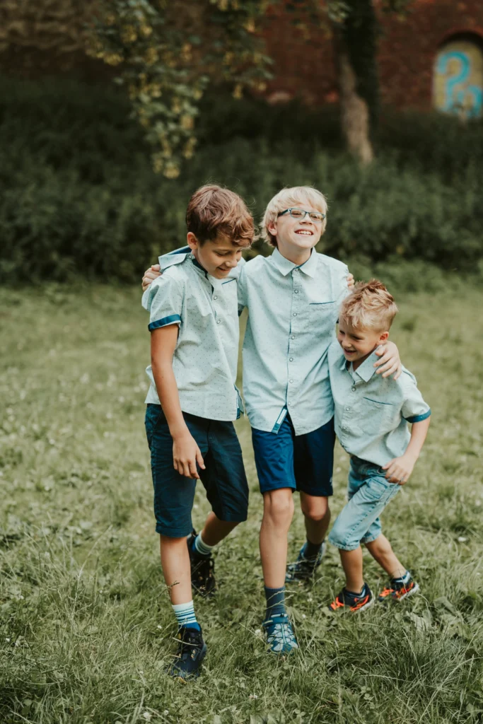 Děti si hrají na louce Opava