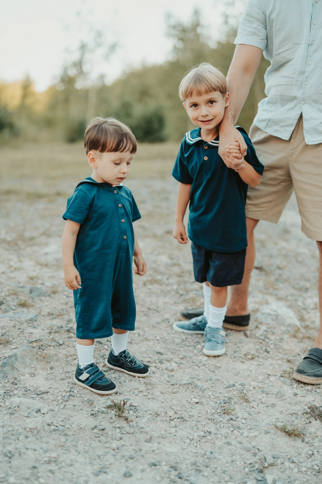 Fotografie dvou dětí s tatínkem Opava