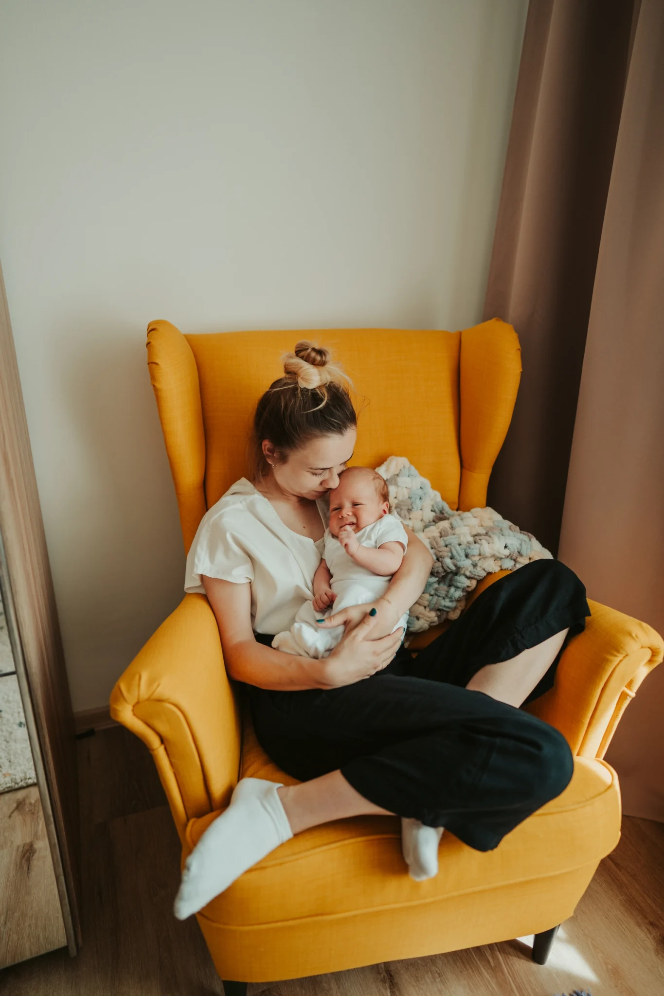 Newborn miminko s maminkou na křesle Ostrava