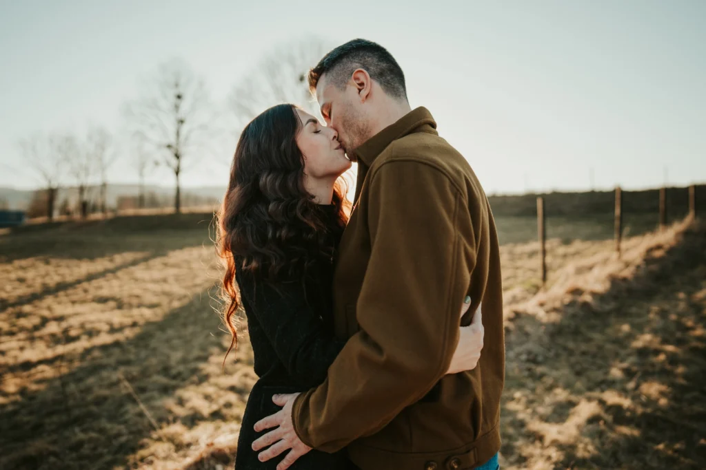 Pár se líbá na louce Opava