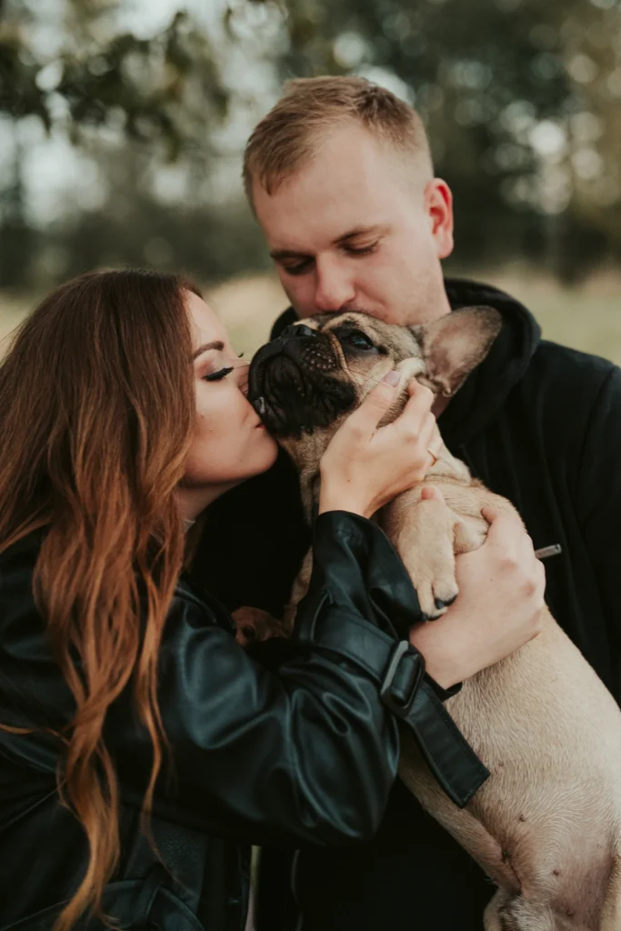 Recenze – párové/rodinné focení: přirozený detail páru s pejskem v náručí, blízkost a emoce v přírodě.