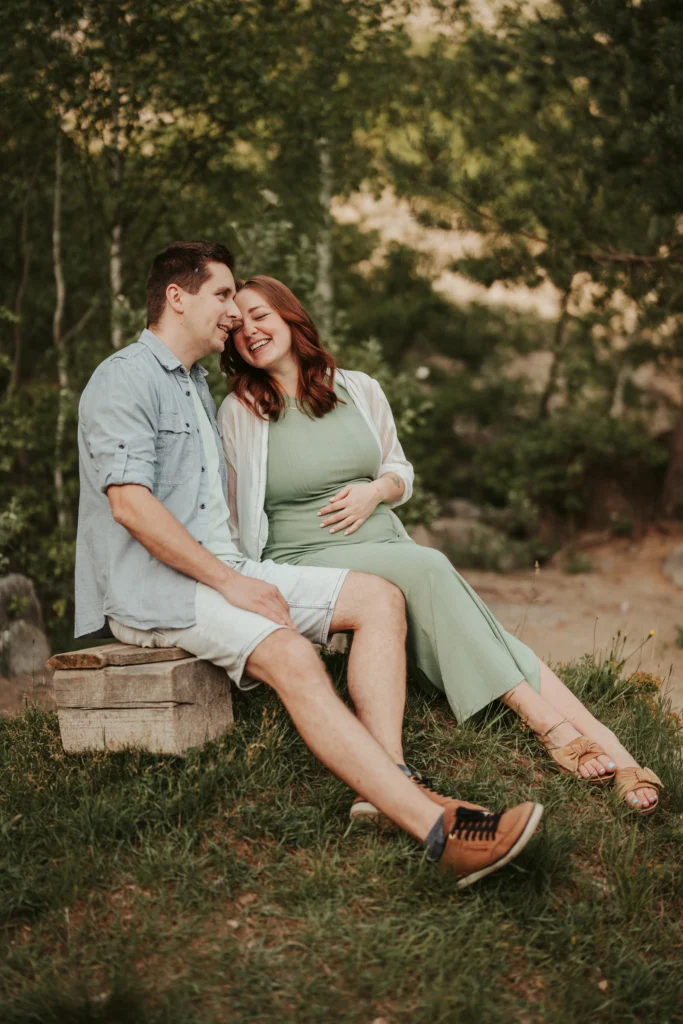 Těhotenské focení v Brně – usměvavý pár v přírodě, přirozený portrét v měkkém večerním světle.