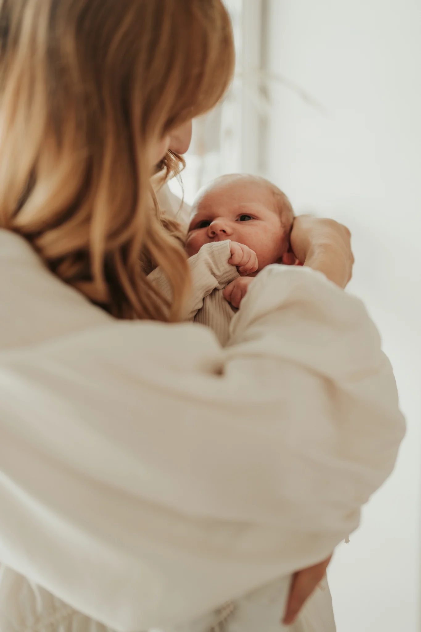 Maminka s miminkem u okna – newborn focení doma ve Vlašimi