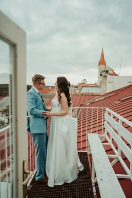 Novomanželé na bílé terase