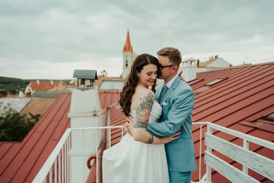 Novomanželé na terase s výhledem