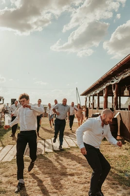 Svatebčané tančí na dvoře