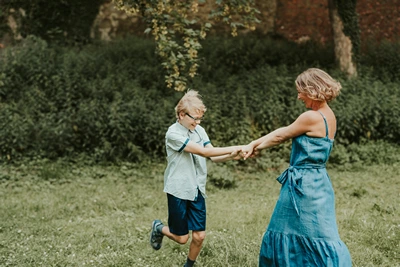 Maminka tančí se synem během rodinného focení v přírodě