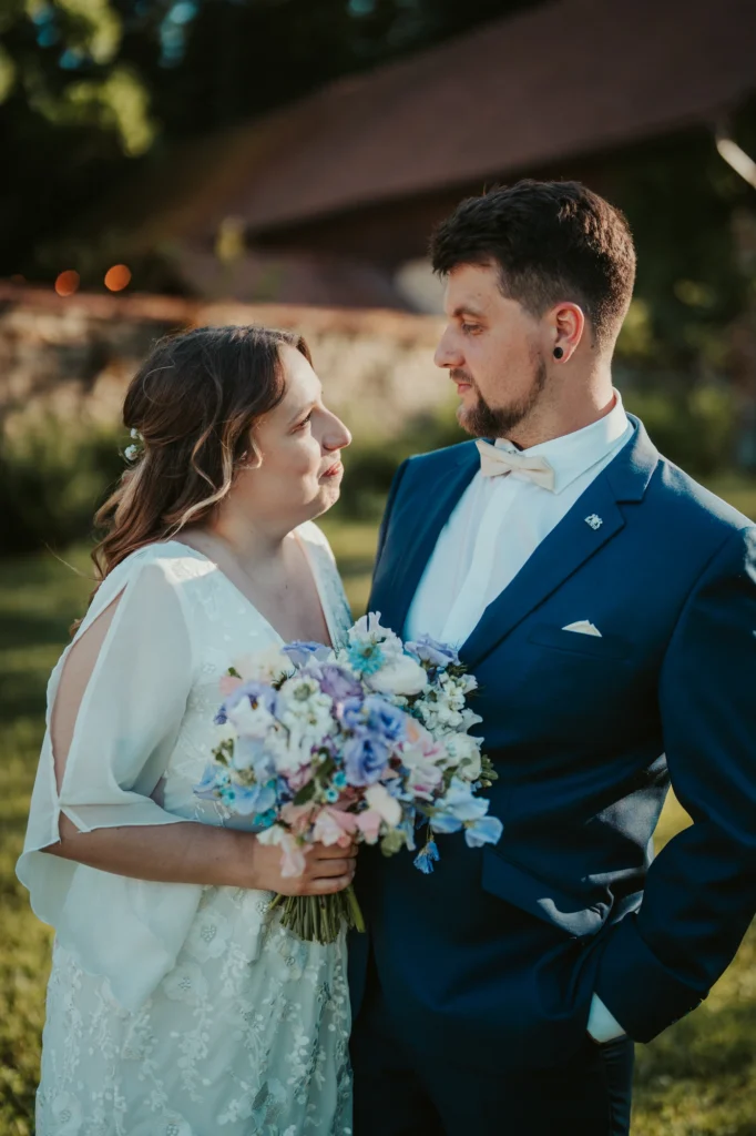 Nevěsta Anežka a ženich Honza u kamenné zídky