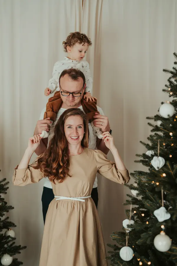 Rodiče s dítětem při vánočním focení