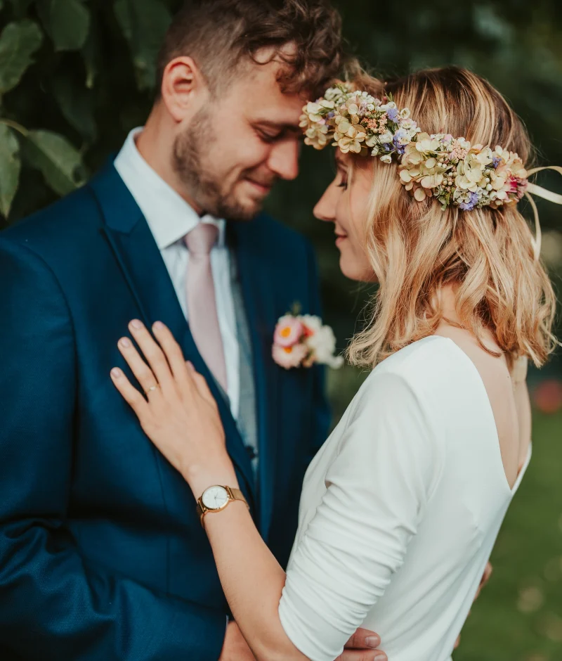 Pár na svatbě pózuje a objímá se Opava